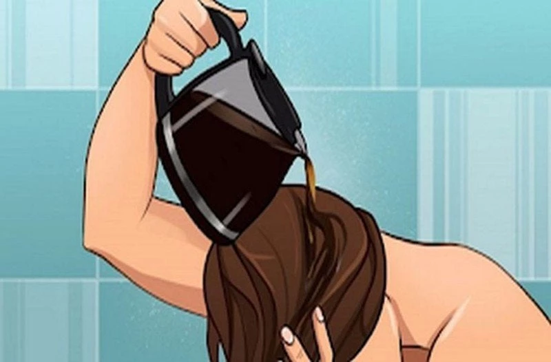 Πήρε μια κούπα καφέ και την έχυσε στα μαλλιά της- Λίγο μετά, ούτε η ίδια δεν πίστευε το αποτέλεσμα!